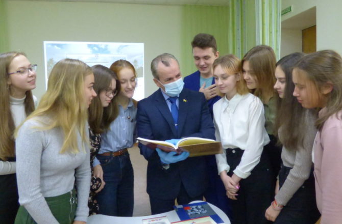 В Соликамске активно реализуется краевой проект «Парламентский урок», стартовавший в 2006 году